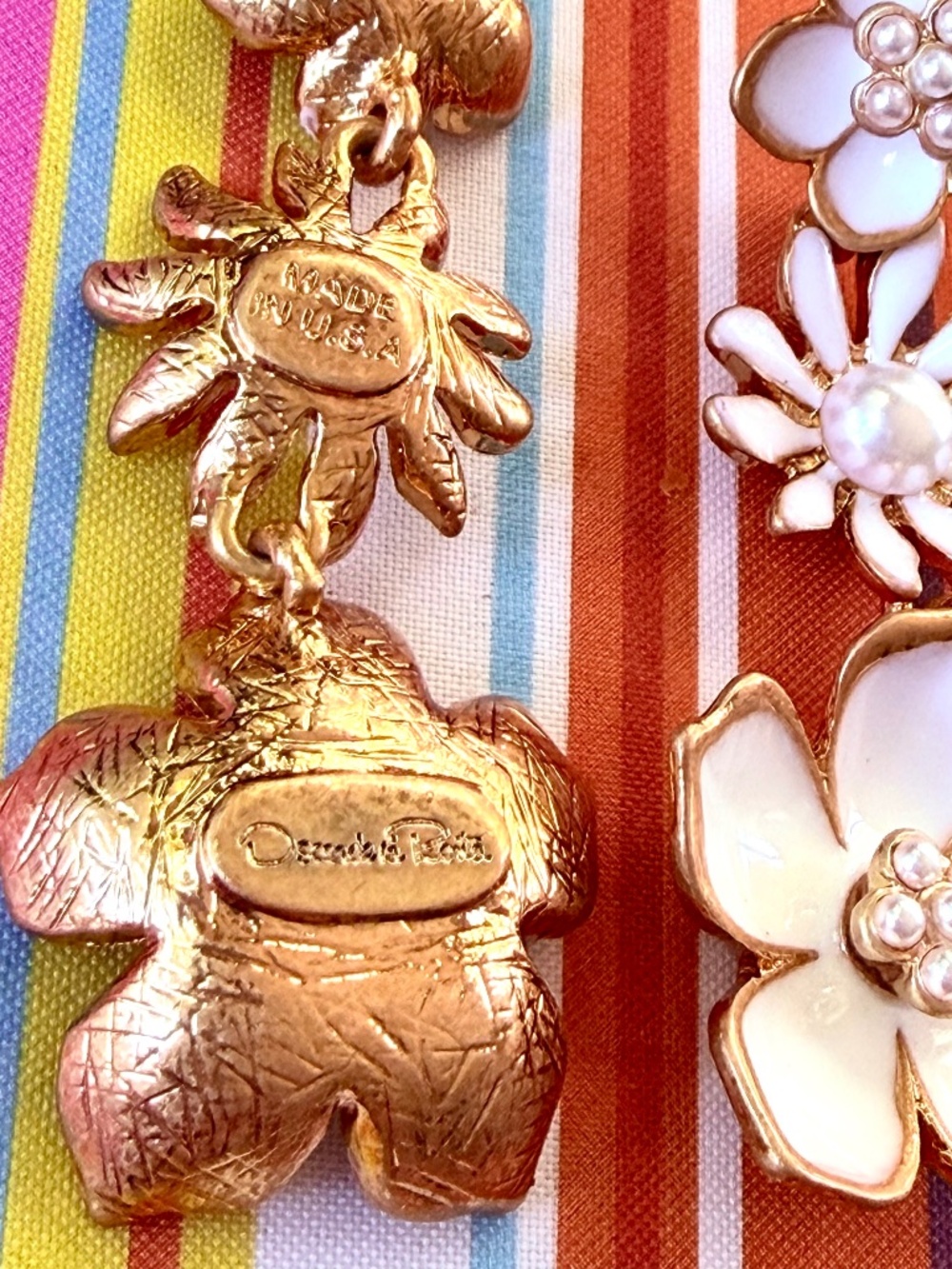 Oscar de la Renta Flower Earrings✨White Enamel Gold Floral ✨Triple Flower Dangle - Picture 13 of 17
